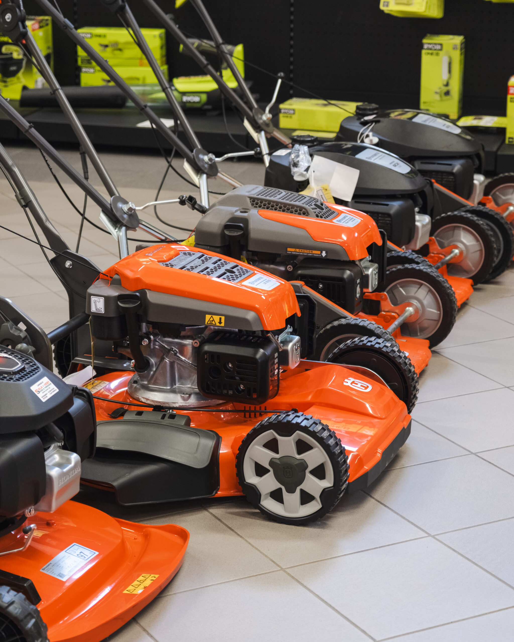 Sala Heby Skog & Trädgård har smidiga gåklippare för mindre ytor, kraftfulla åkklippare för större gräsytor, eller bekväma robotklippare som sköter jobbet åt dig.
